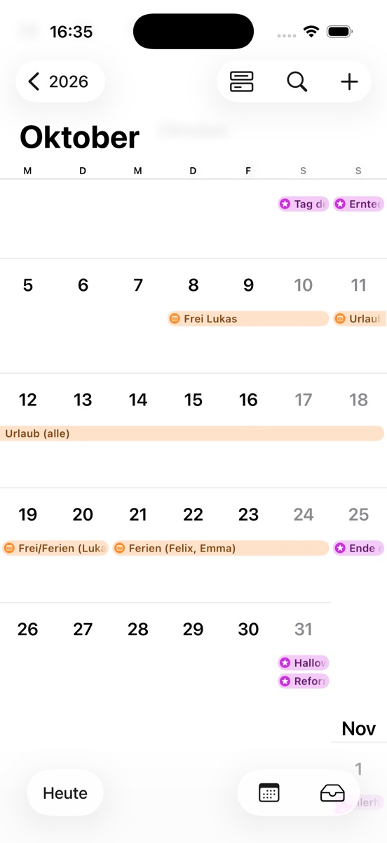 Apple-Kalender im Oktober mit den übernommenen Einträgen „Urlaub (alle)“ und „Ferien (Felix, Emma)“
